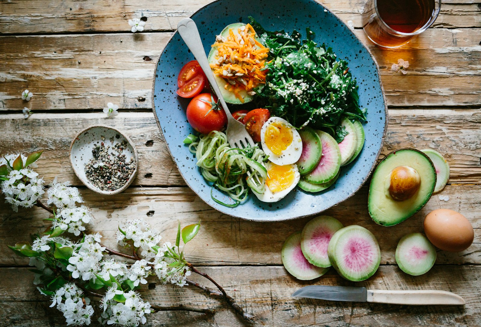 Plato saludable de dieta mediterránea: verduras, huevo y aguacate